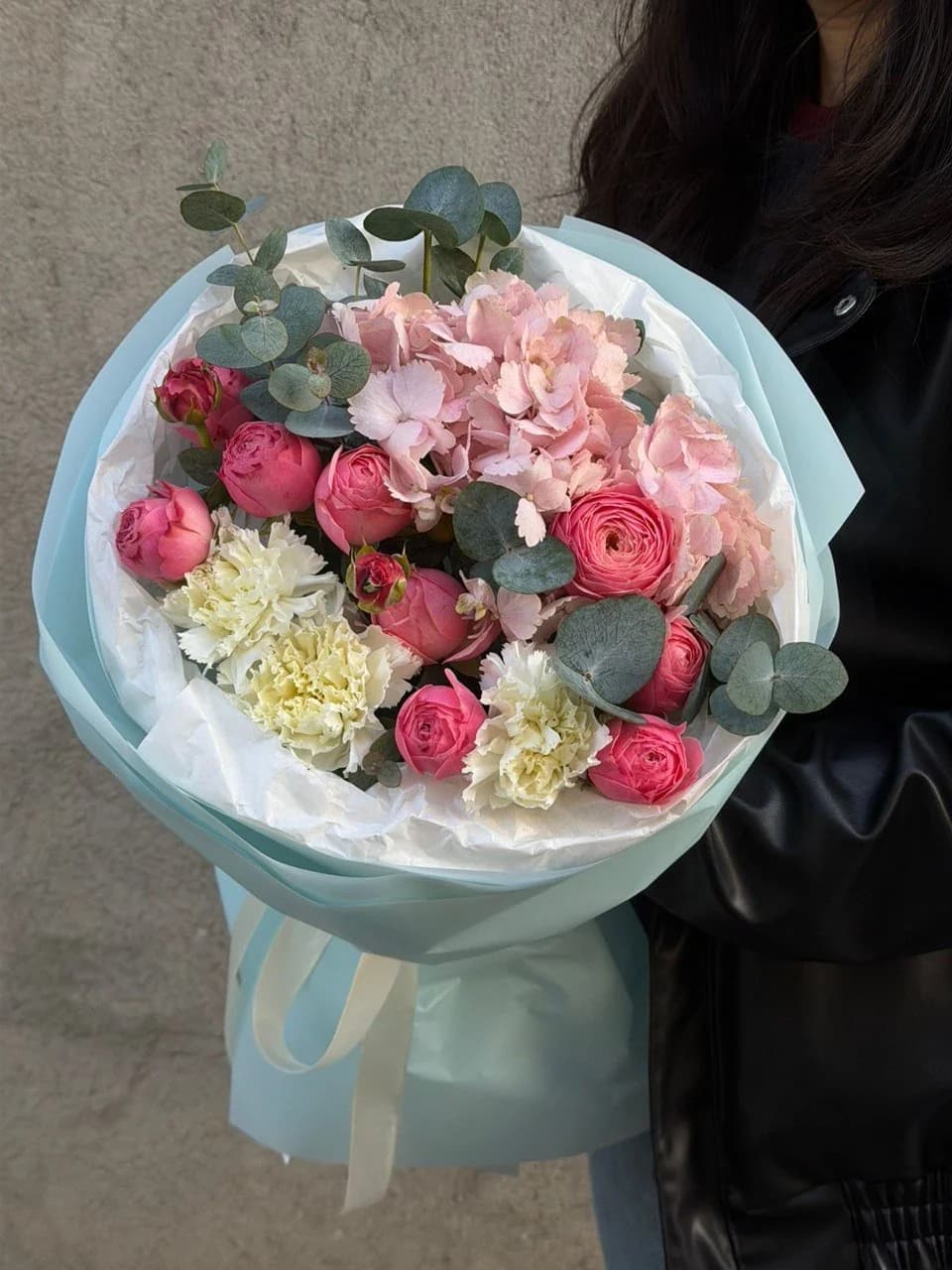 Микс букет из кустовых роз Harper, Carnation и Гортензии