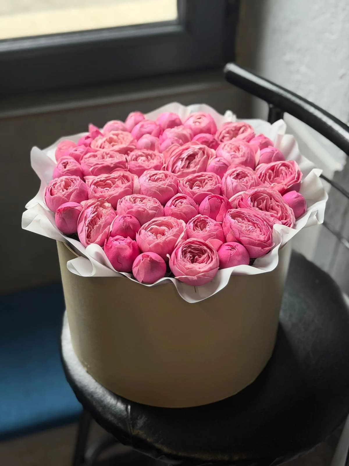 Моно композиция в коробке из кустовых роз Pink Silva