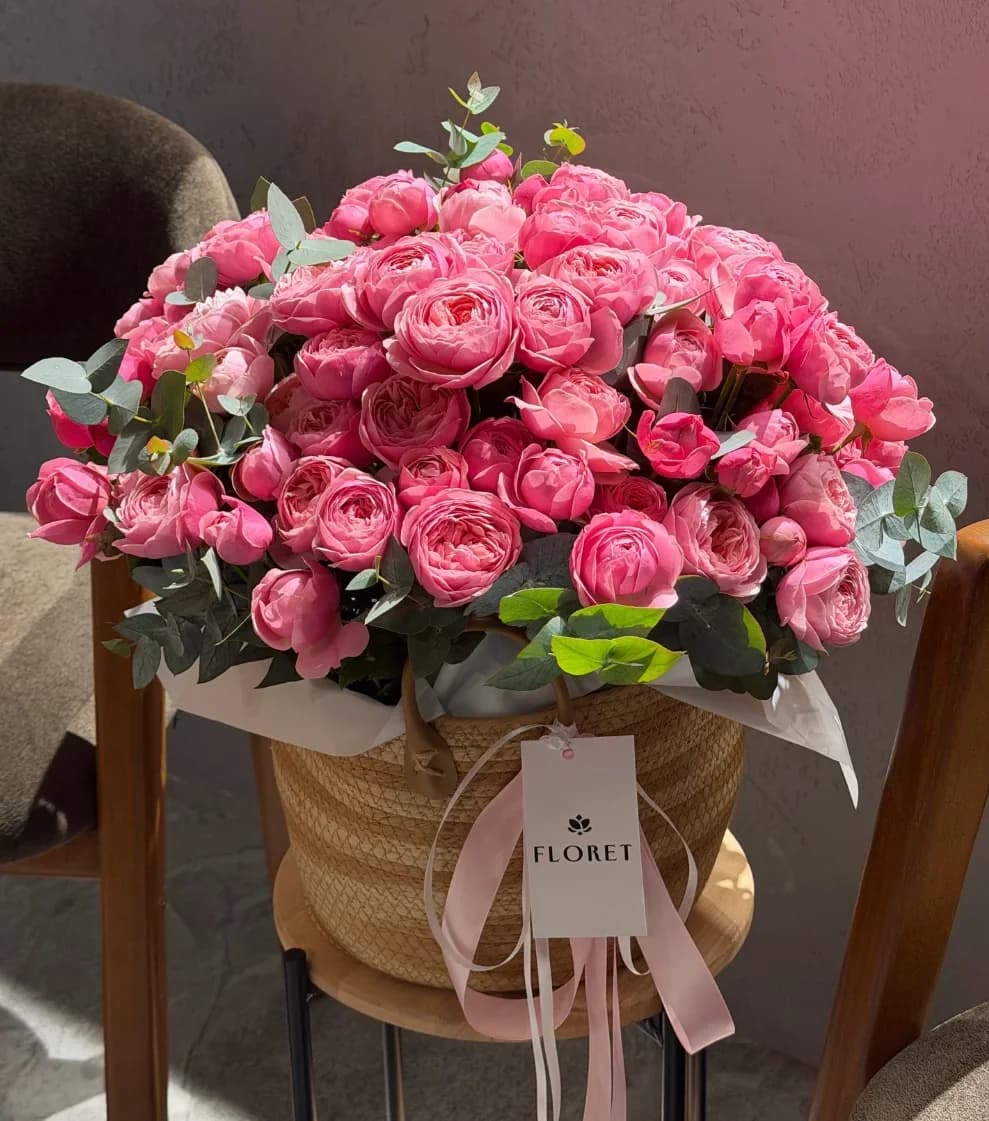 Композиция в корзине из кустовых пионовидных роз Pink Silva