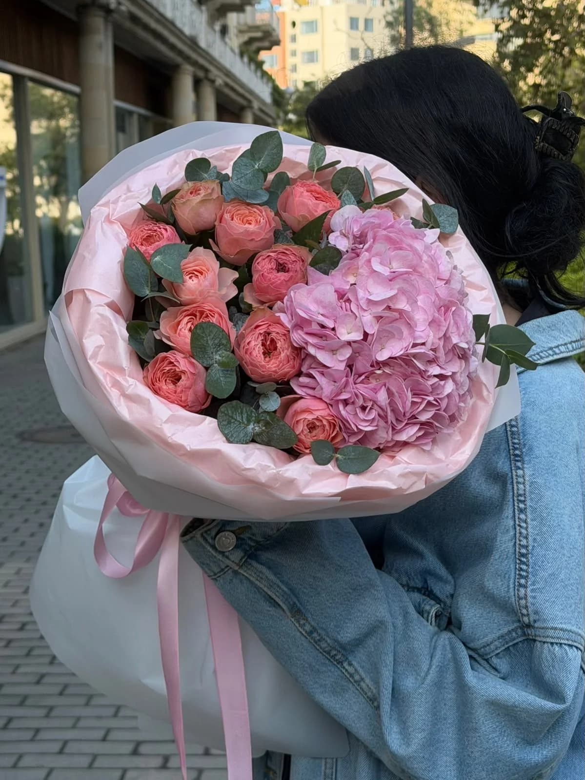Букет с розами Harper и гортензией Pink jumbo