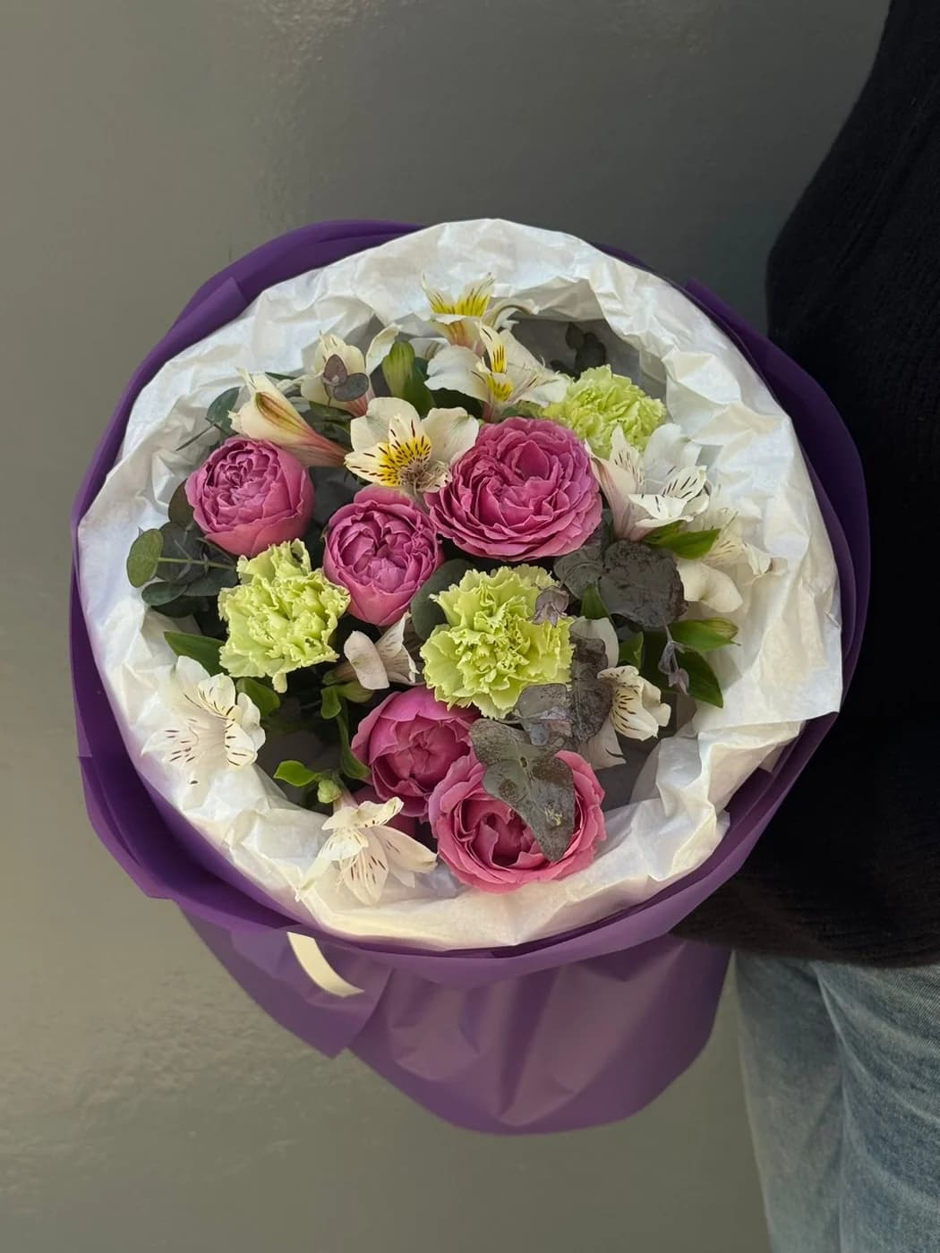 Микс букет с кустовыми розами Misty Bubbles, Альстромерии и Carnation