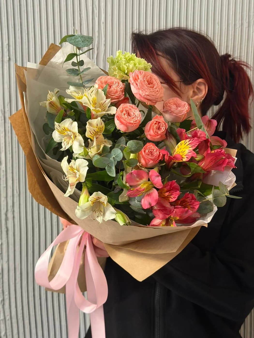 Микс букет из кустовых роз Madam Bombastic, Carnation и Альстромерий
