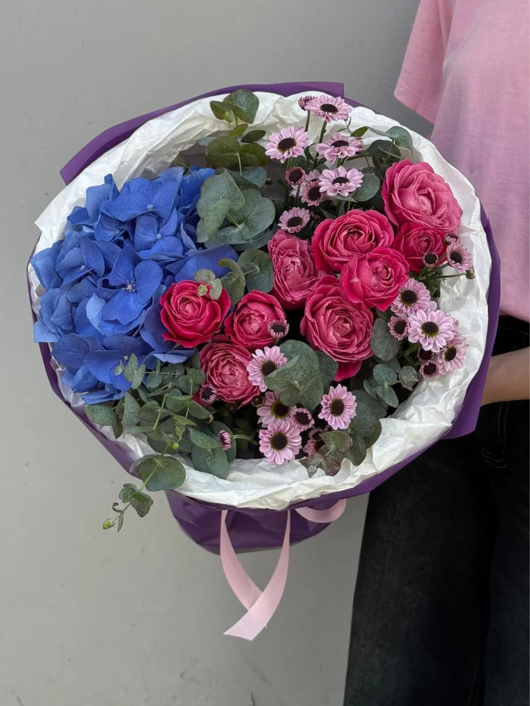 Микс букет из кустовых роз purple silva ромашки и гортензий