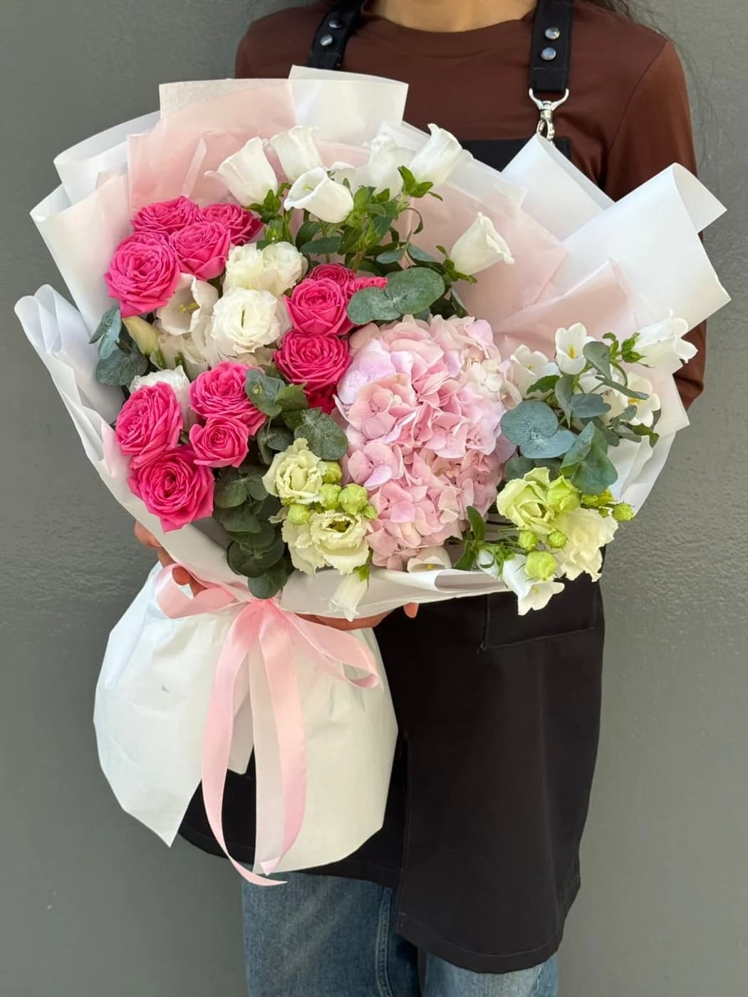 Микс букет из кустовых роз giselle , eustoma, campanula и гортензий
