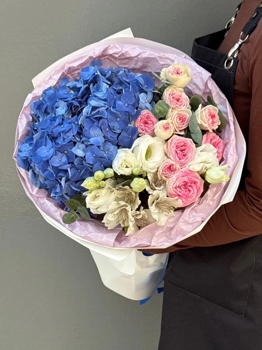Микс букет из кустовых роз gelato , eustoma , альстромерий и гортензий