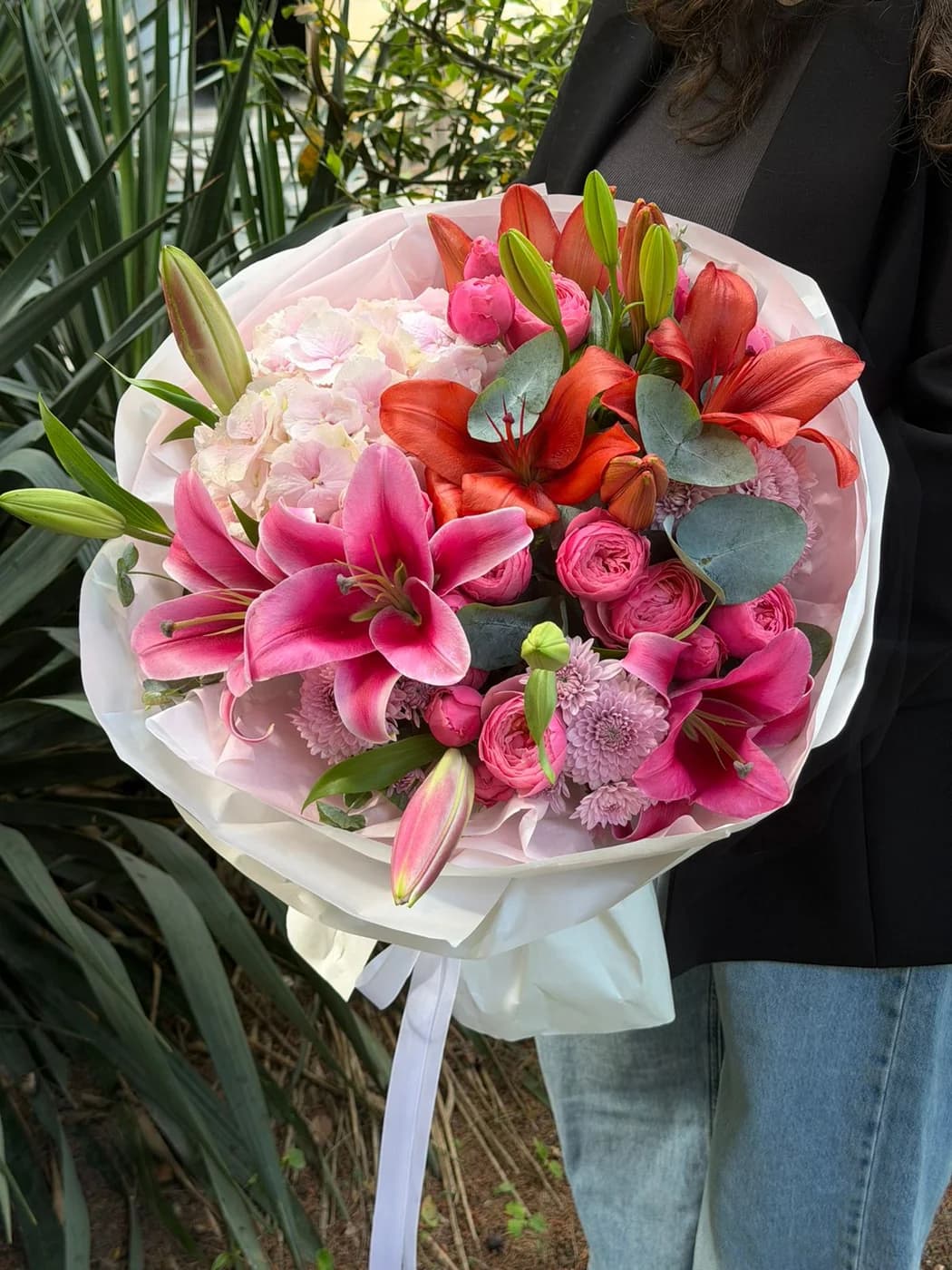 Микс букет из кустовых роз Pink Silva, Лилий и Хризантем