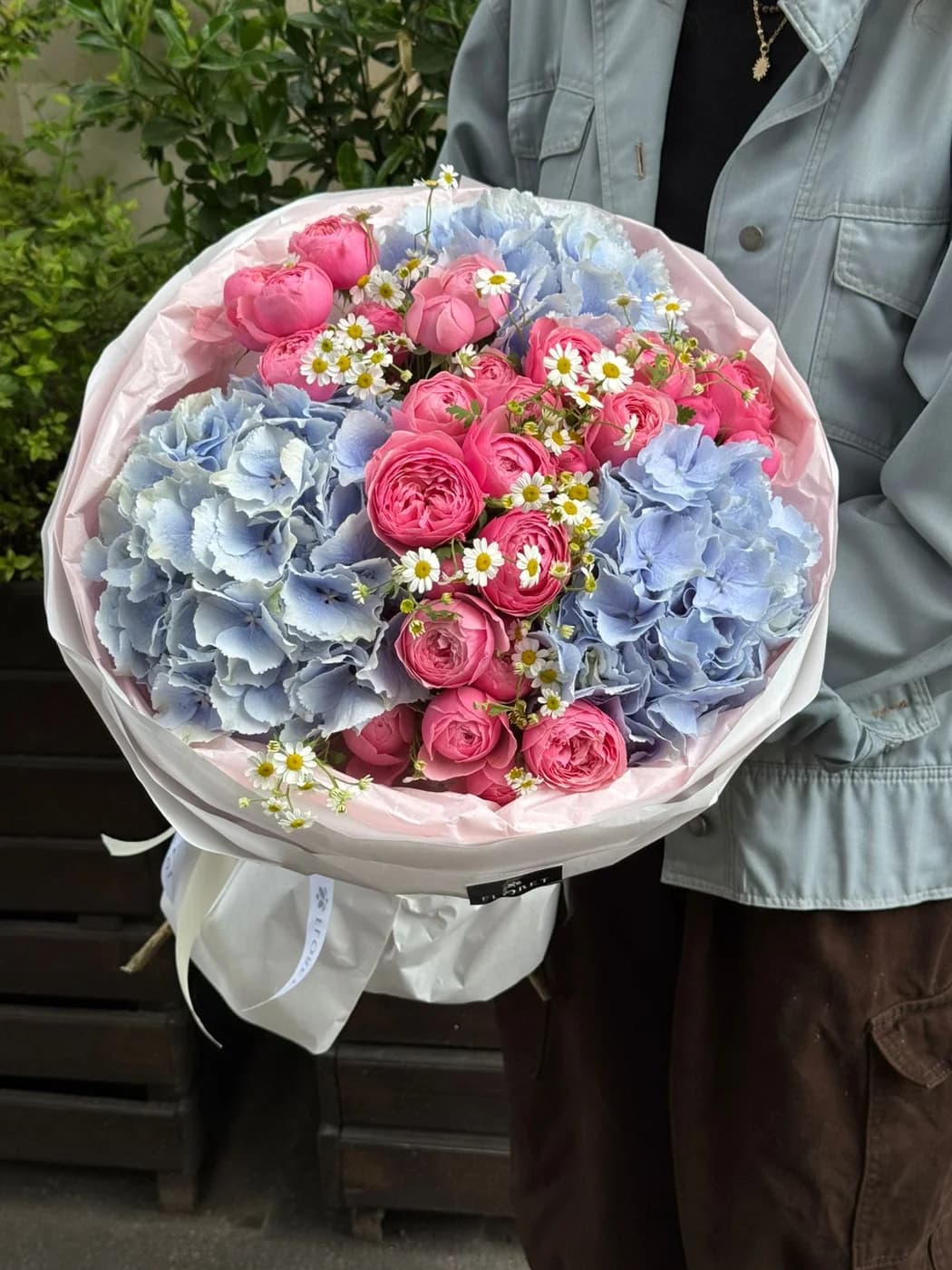 Микс букет из Гортензий, Матрикарий и кустовых роз Pink Silva