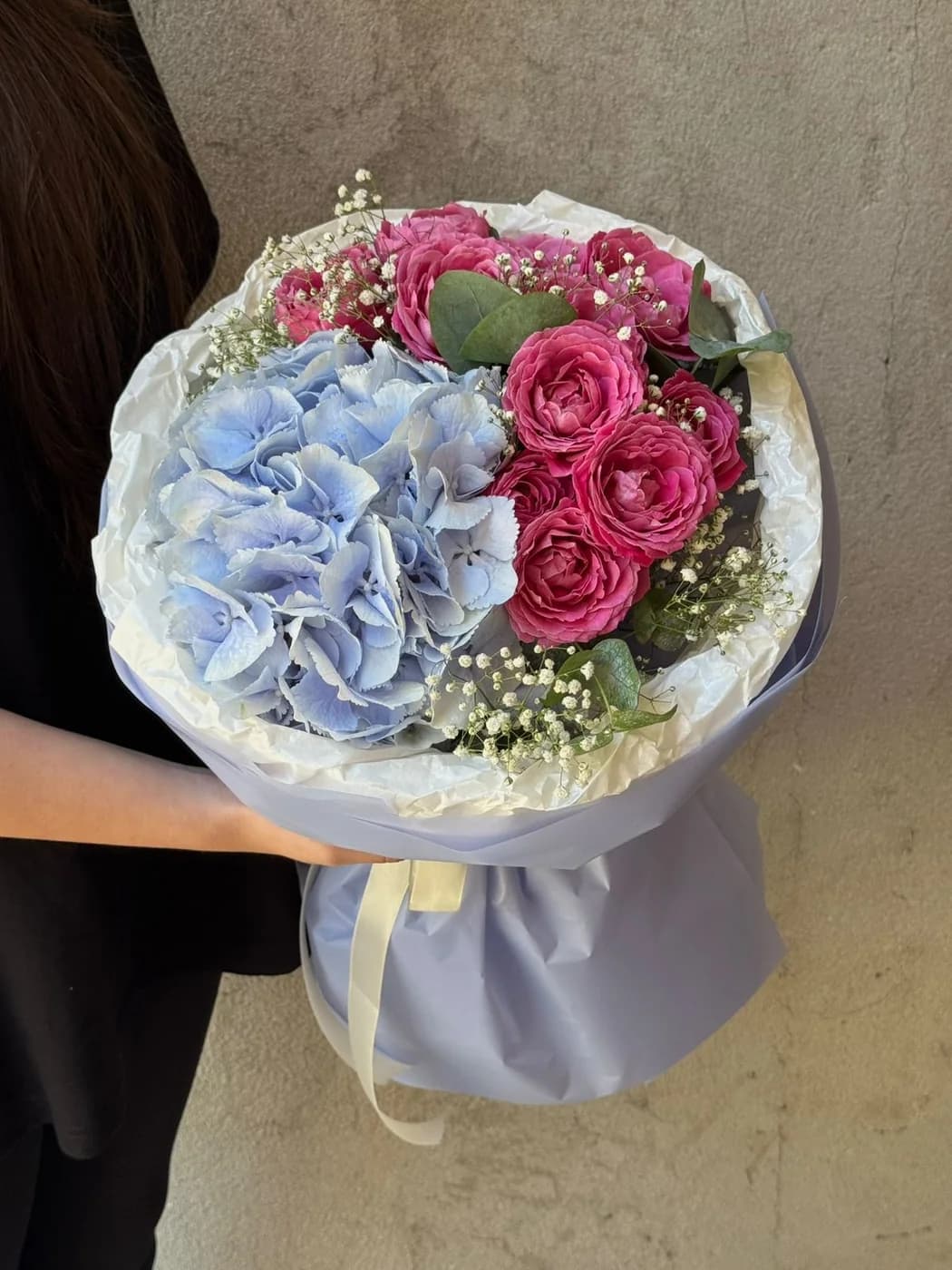 микс букет из кустовых роз purple silva гортензий и гипсофилы