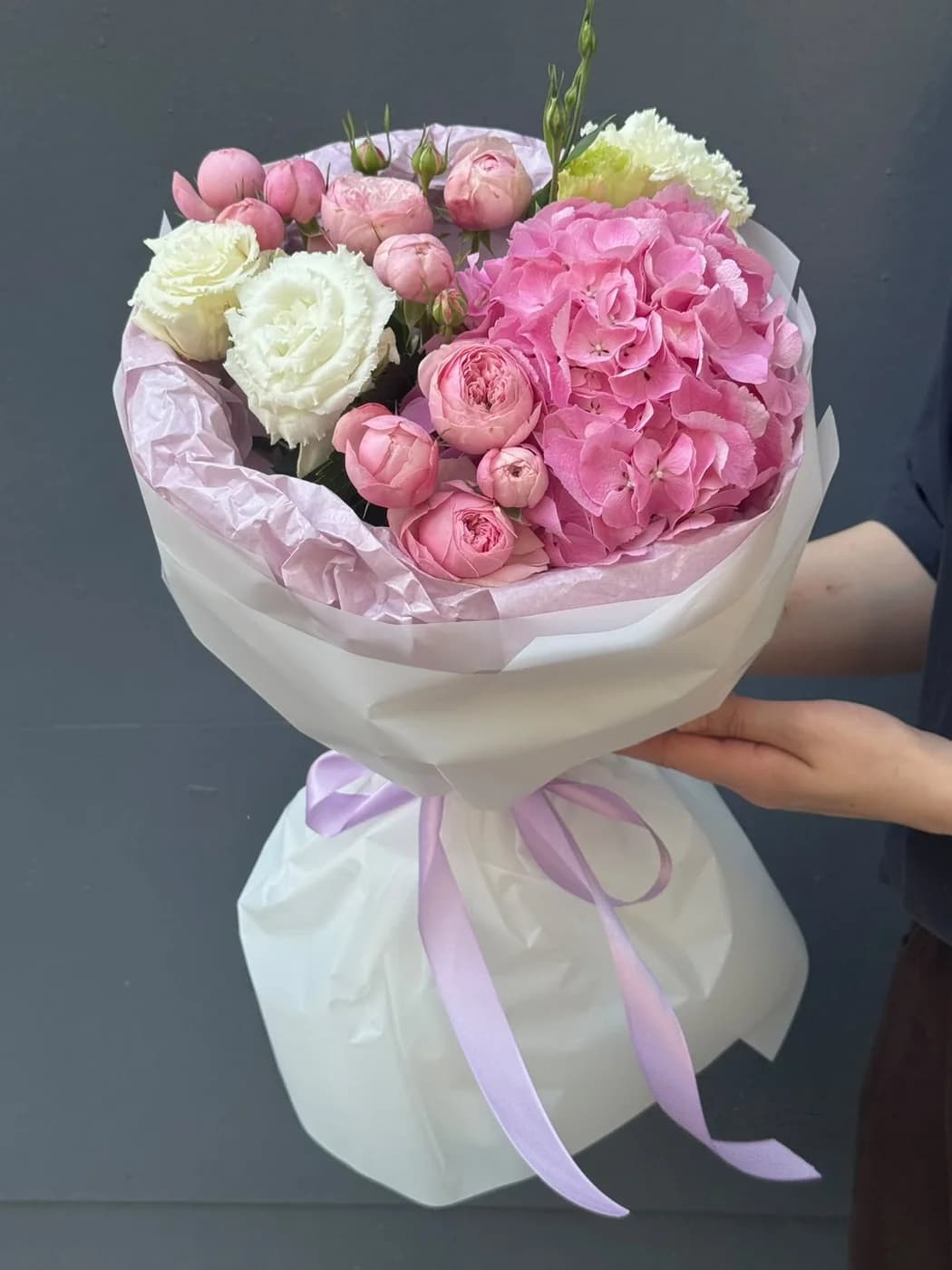 Микс-букет из розовой гортензии, белых эустом и кустовых роз Pink Silva.