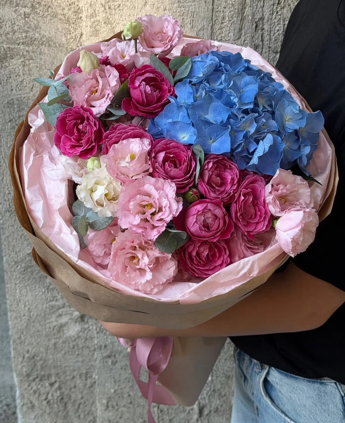 Микс букет из Гортензии, кустовых роз Purple Silva и Эустом