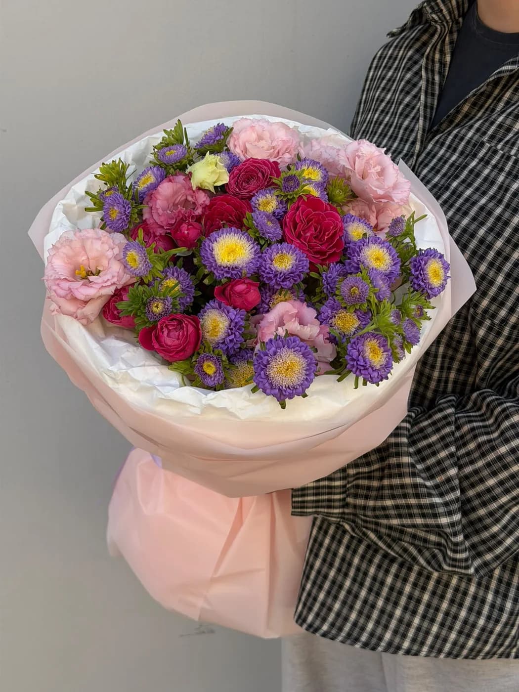 Микс букет из кустовых роз Purple Silva, астры и эустом