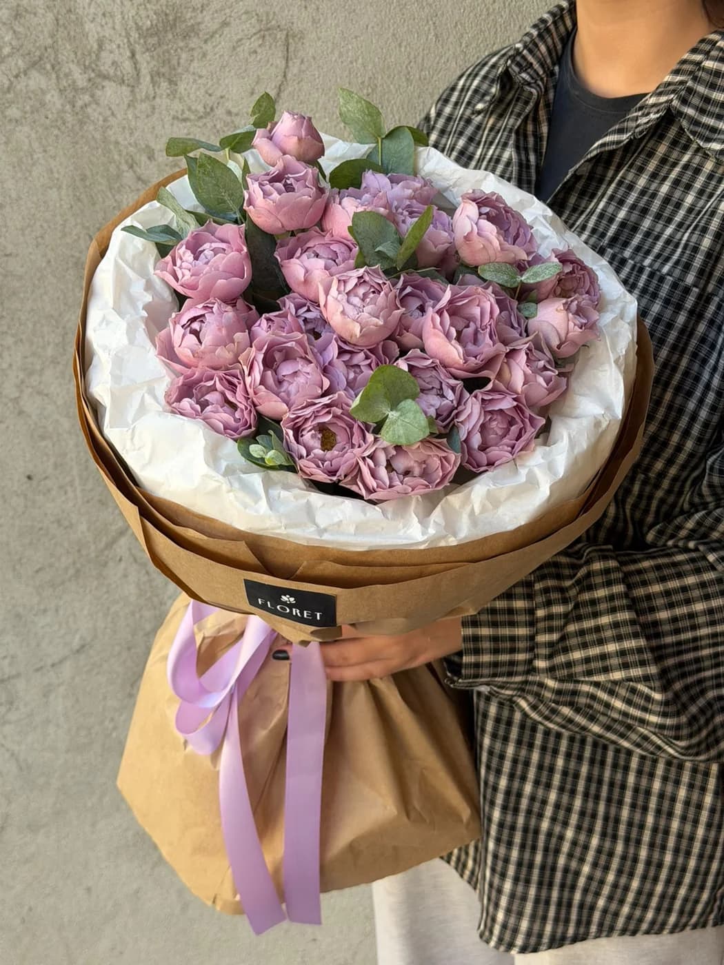 Моно букет из кустовых роз Lavender Bubbles