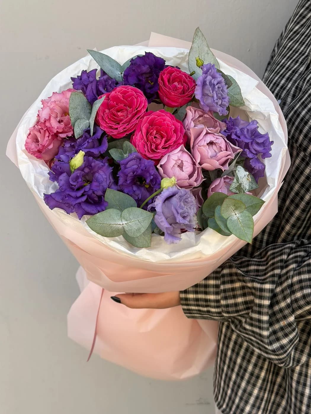 Микс букет из кустовых роз Lavender Bubbles, Purple Silva и эустом