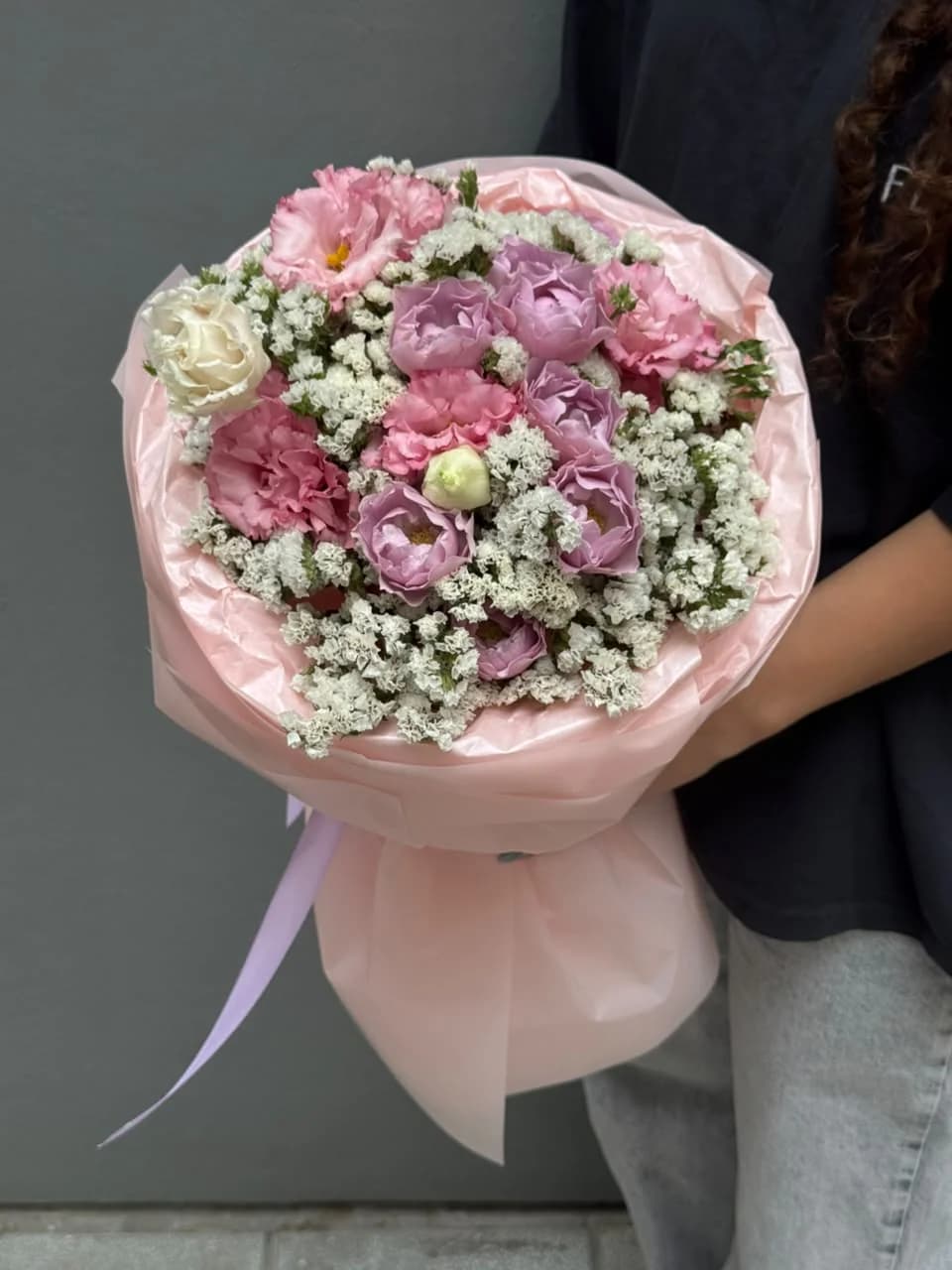 Микс-букет из кустовых роз Lavender Bubbles, розовой эустомы и белого статиса.
