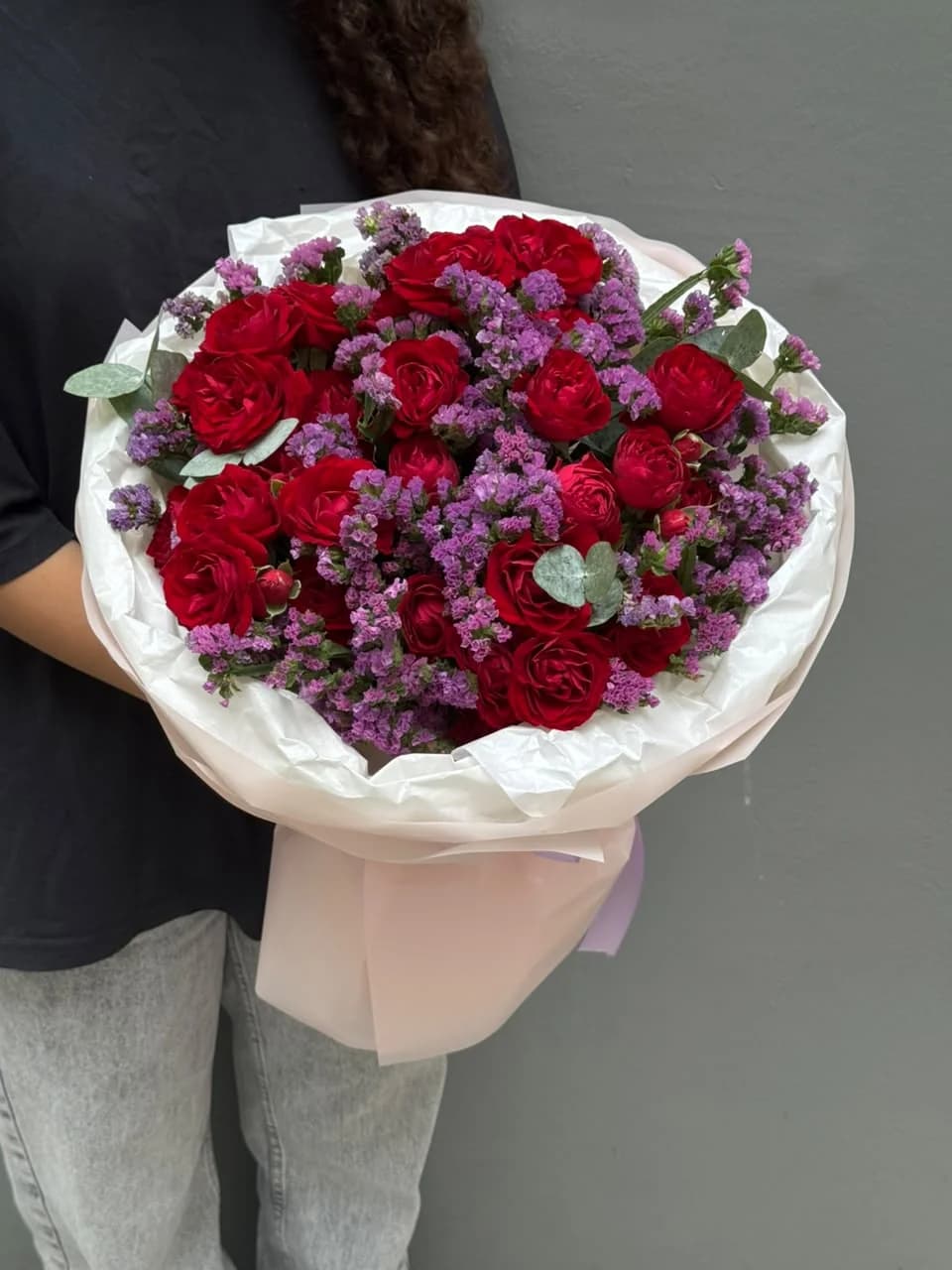 Микс-букет из кустовых роз Red Bubbles, синего статиса