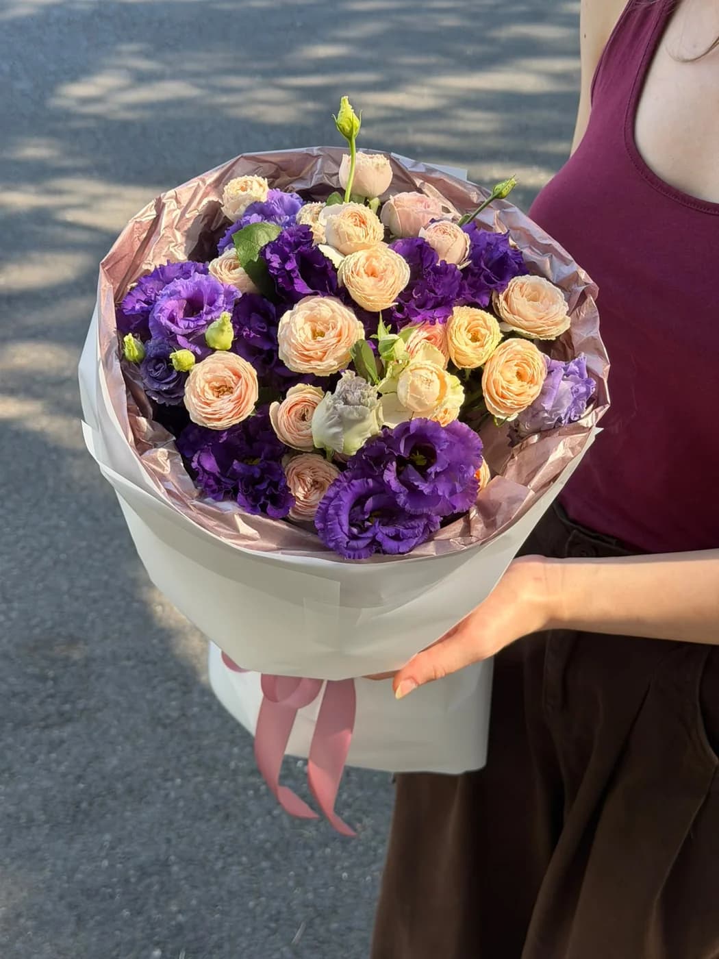 Дуо букет из кустовых роз Sweet Giselle и эустом