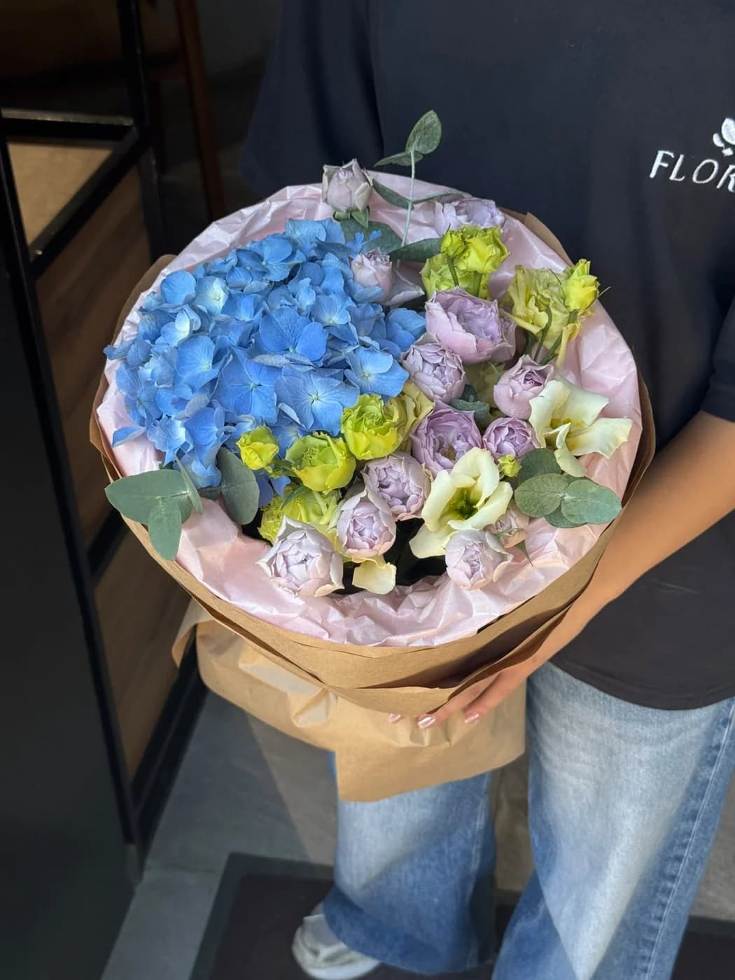 Микс букет из голубой гортензии, жёлтой эустомы и кустовых роз Lavender Bubbles.