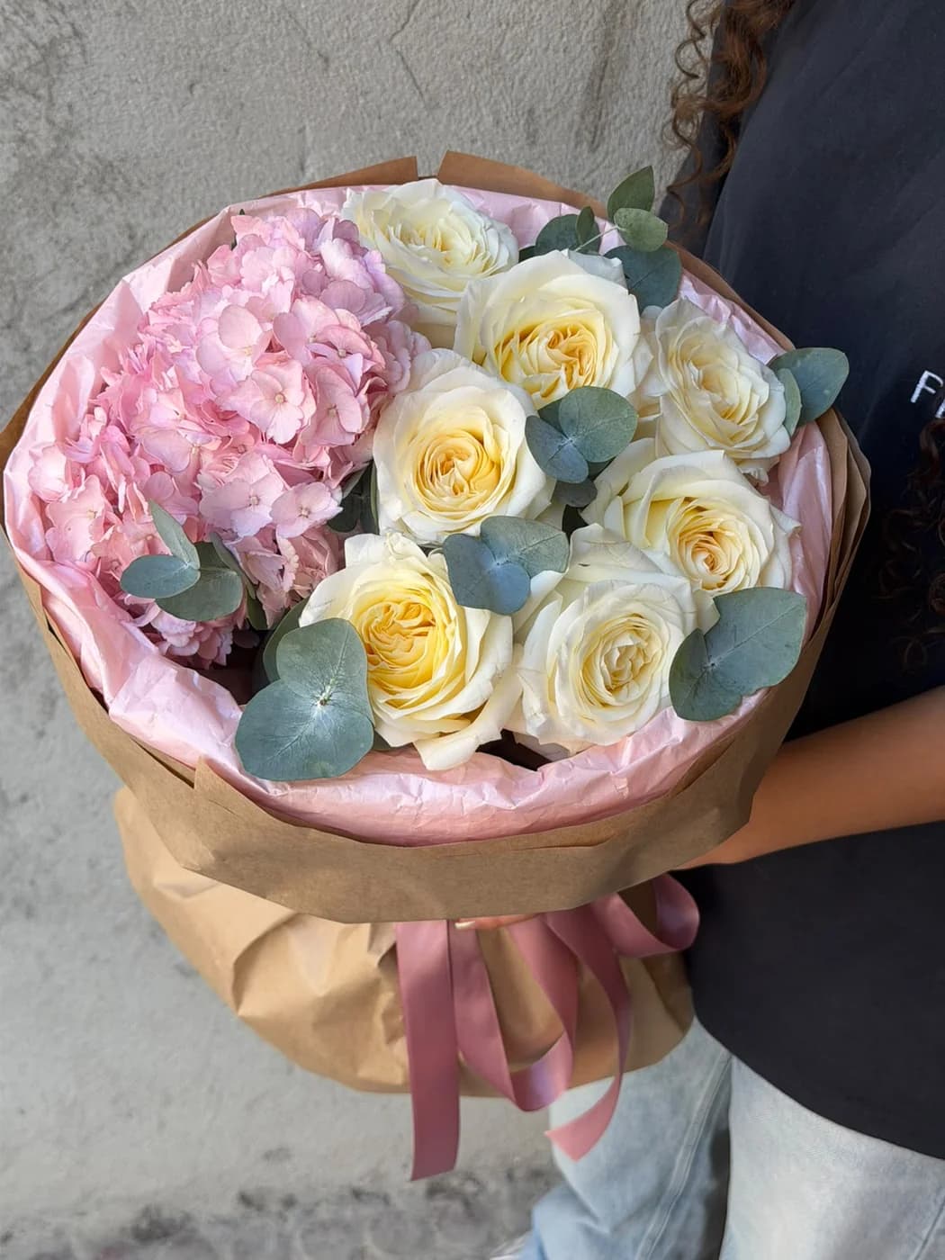 Дуо букет из роз Candle Light и розовой гортензии Pink Jumbo.