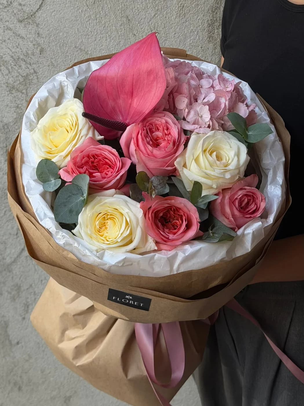 Микс букет из розовой гортензии, розового антуриума, роз Candle Light и роз Pink Expression.