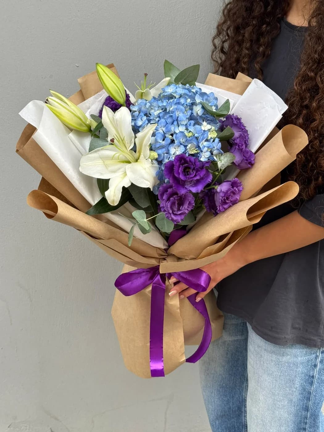 Дуо-букет из Hydrangea Blue и Lily White