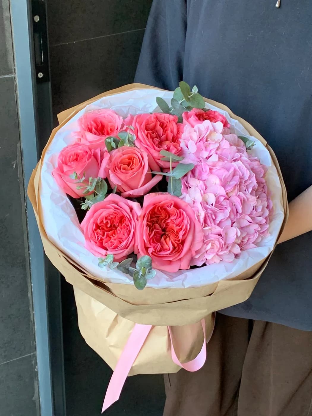 Дуо-букет из роз Pink Expression и розовой гортензии Jumbo
