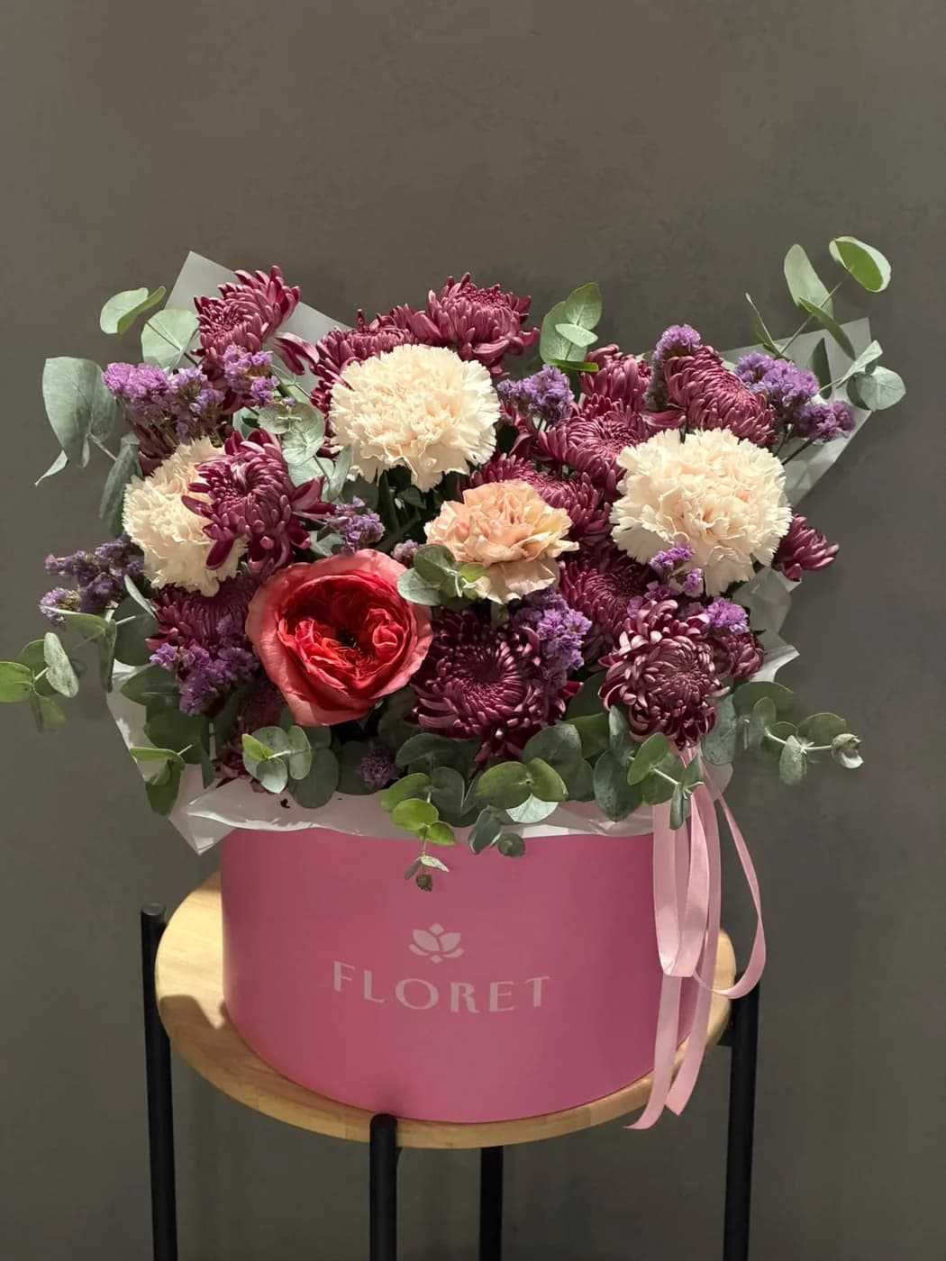 Микс композиция в коробке из carnation и хризантем