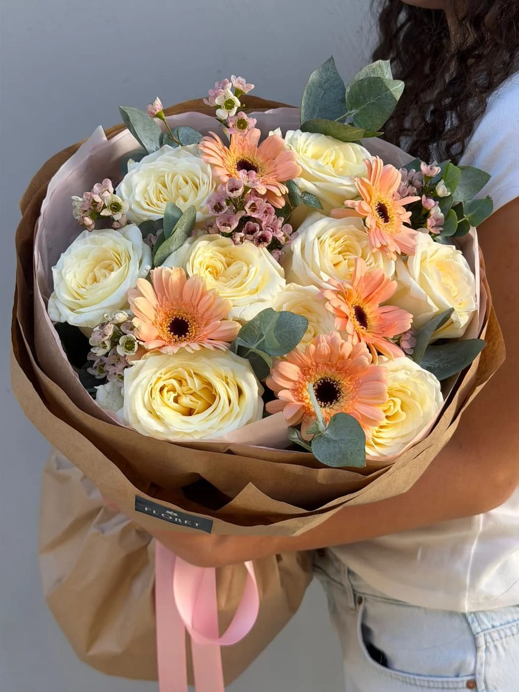 Микс букет из роз Candle Light, Wax Flower и персиковых Герберов