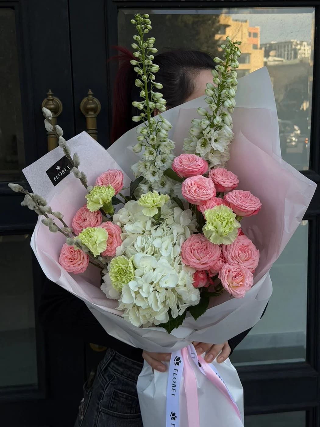 Микс букет из кустовых роз Madam Bombastic, Дельфиниума, Гортензии и Carnation