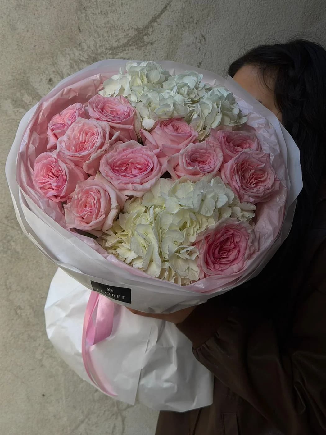 Дуо букет из роз Pink O'hara и Белых гортензий